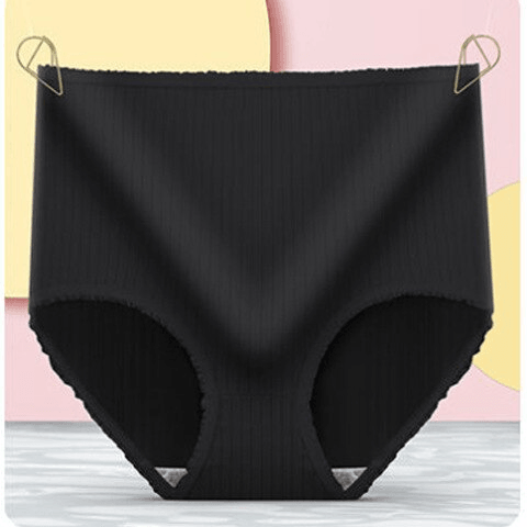 Schwarzer gerippter Slip mit hohem Bund, an zwei Klammern hängend, Vorderansicht vor rosa-gelbem Hintergrund. 7