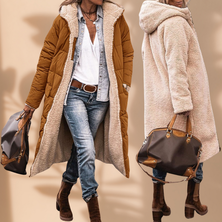 Lange Steppjacke in Camel mit Teddyfutter von vorn, daneben die Rückansicht mit flauschiger Kapuze, was die Wendbarkeit auf cremefarbene Fleeceseite zeigt. 3