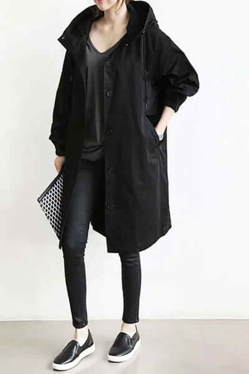 Schwarze Variante im Komplettlook mit schwarzer Hose, Slippern und gemusterter Clutch, Kapuze aufgesetzt 3