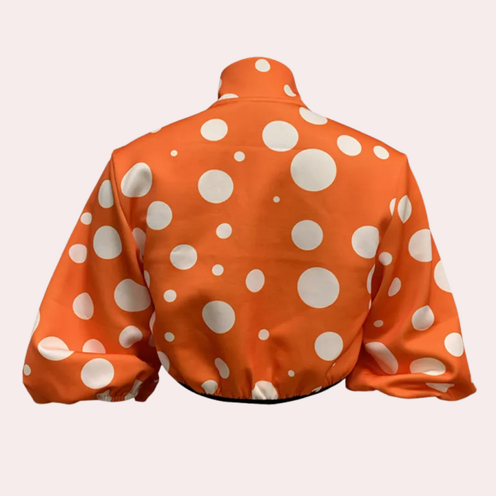 Orange Jacke mit weißen Punkten, modisch, Damenmode, auffälliges Design, Freizeitkleidung.