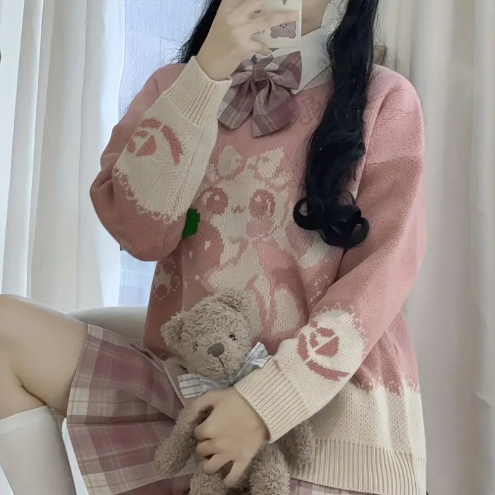 Frau in rosa Pullover mit Schleife und kariertem Rock hält Teddybär, modisches Outfit.