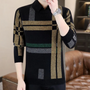 Schwarzer Herrenpullover mit kariertem Muster, Langarm, modisch, elegant, aus Baumwolle.