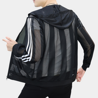Schwarze Mesh-Jacke mit Kapuze und weißen Streifen, sportlich, atmungsaktiv, Unisex-Design.