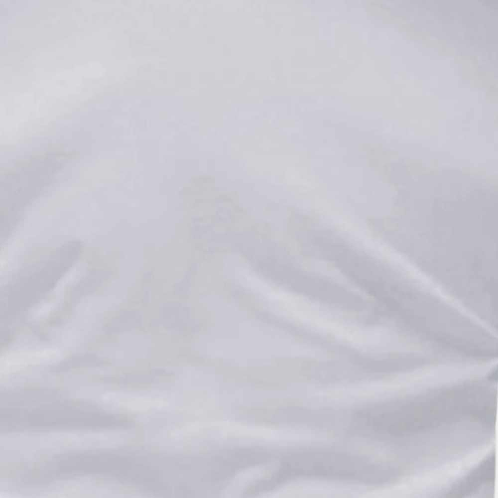 Weiße Seidenbluse, glatter Stoff, elegantes Design, Damenmode, luxuriöse Kleidung.