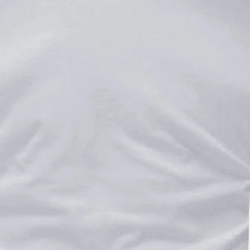 Weiße Seidenbluse, glatter Stoff, elegantes Design, Damenmode, luxuriöse Kleidung.