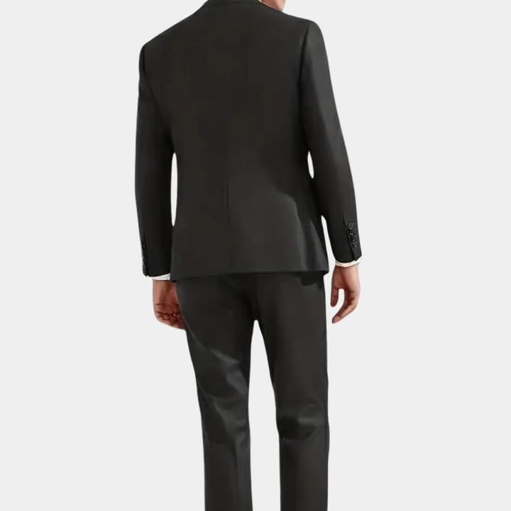 Schwarzer Herrenanzug, Rückansicht, elegantes Design, Businessmode, hochwertige Stoffe.
