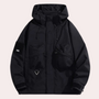 Schwarze Herren-Winterjacke mit Kapuze, Taschen, Reißverschluss, winddicht, wasserdicht.