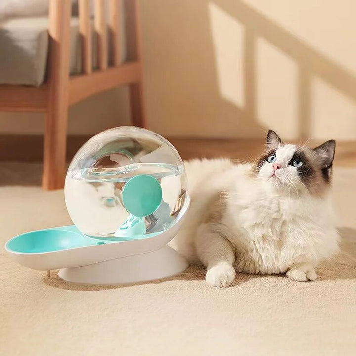 Selbstfüllender Wasserspender für Katzen und Hunde – AquaPaw