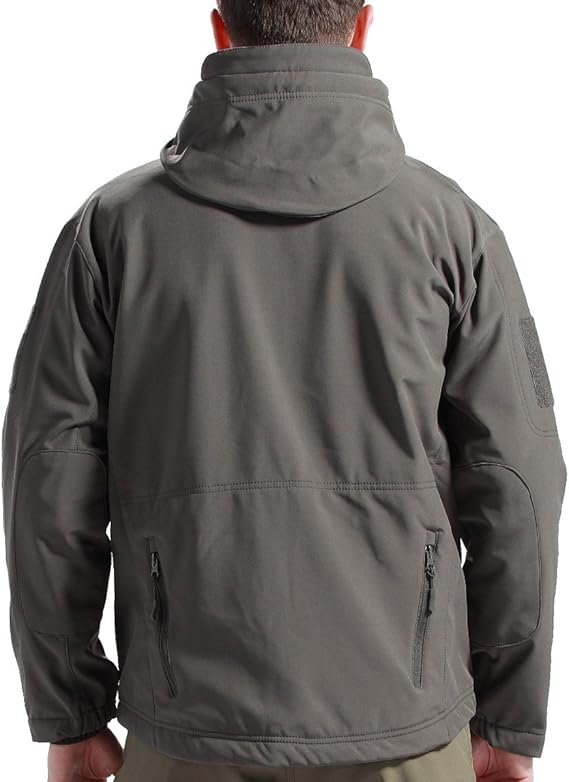 Rückansicht der grauen Jacke am Model mit Kapuze, Ellbogenpartien und zwei Reißverschlusstaschen am unteren Rücken. 9