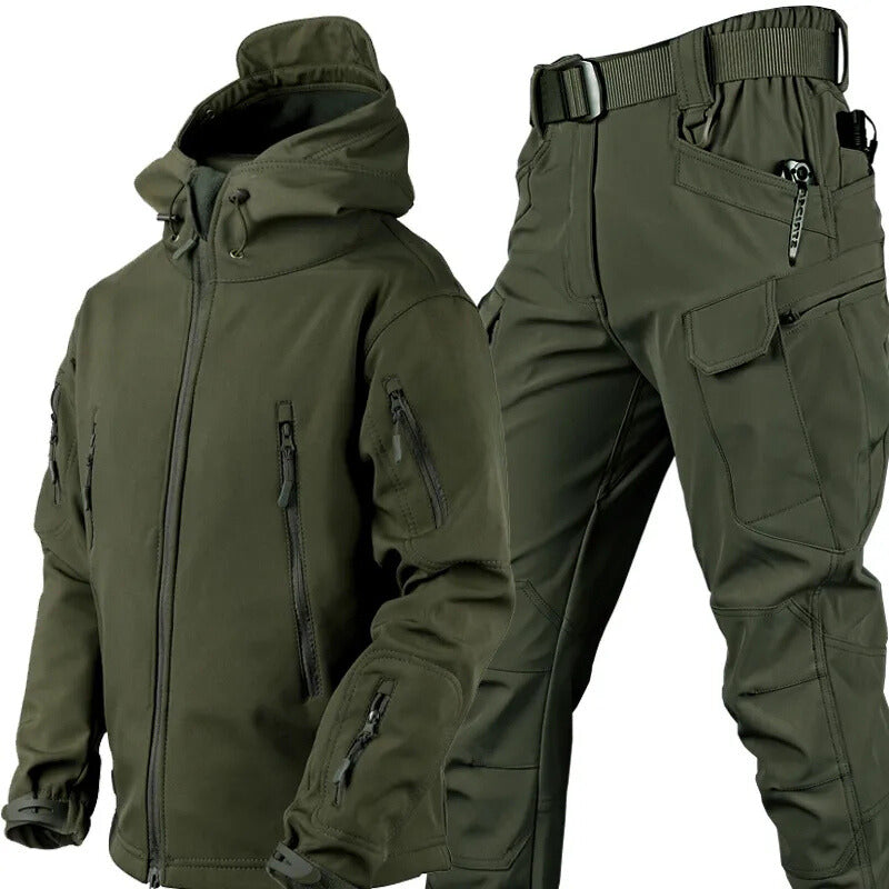 Olivgrünes Set aus Kapuzenjacke und Cargohose mit Gürtel, freigestellt vor weißem Hintergrund. 12