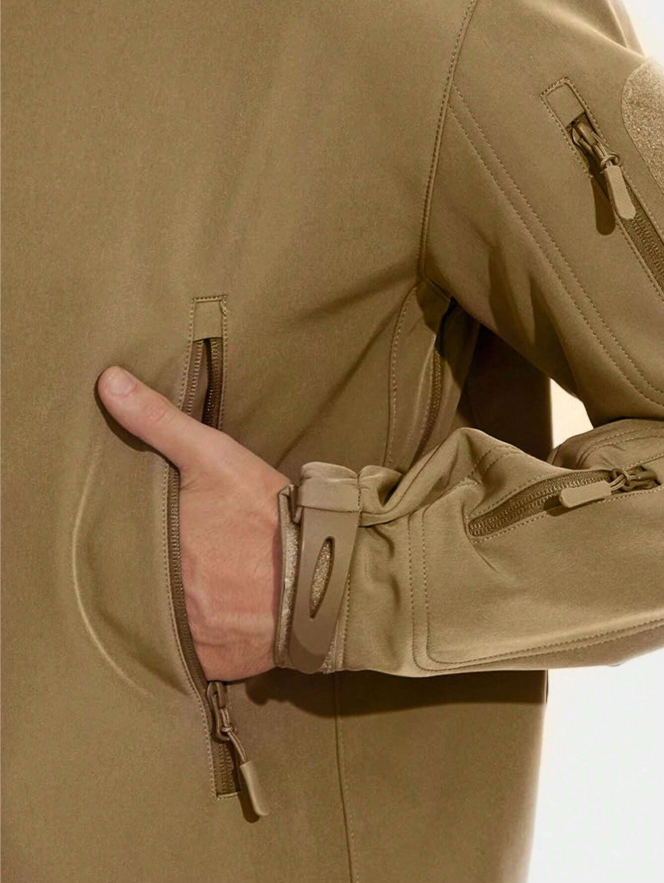 Detailaufnahme einer sandfarbenen Jacke: Hand in der Reißverschlusstasche, Ärmelabschluss mit Klettverschluss und Zipper-Tasche am Unterarm. 13