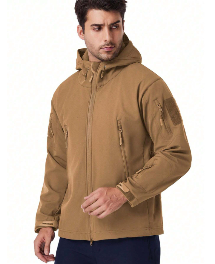 Mann in sandbrauner Kapuzenjacke von schräg vorn, Blick zur Seite, mit Brusttaschen und Klettfläche am Oberarm. 16