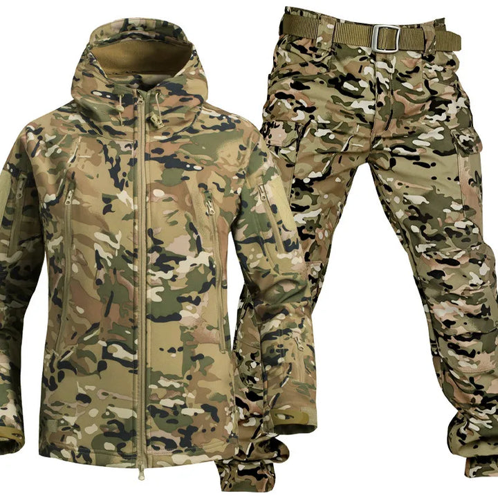 Set aus Kapuzenjacke und Hose in hellem Multicam-Tarnmuster mit olivfarbenem Gürtel, freigestellt vor weißem Hintergrund. 20
