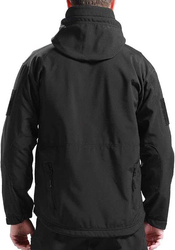 Rückansicht der schwarzen Jacke am Model mit hochgestelltem Kragen, Kapuze, Ellbogenverstärkungen und Reißverschlusstaschen unten. 3