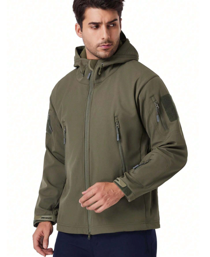 Mann in olivgrüner Kapuzenjacke von schräg vorn, Blick zur Seite, dazu eine dunkelblaue Hose. 4