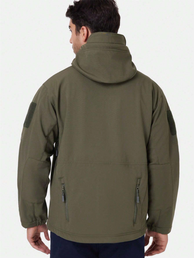 Rückansicht der olivgrünen Jacke am Model mit Kapuze, Klettflächen an den Ärmeln und zwei Reißverschlusstaschen am Rücken. 5