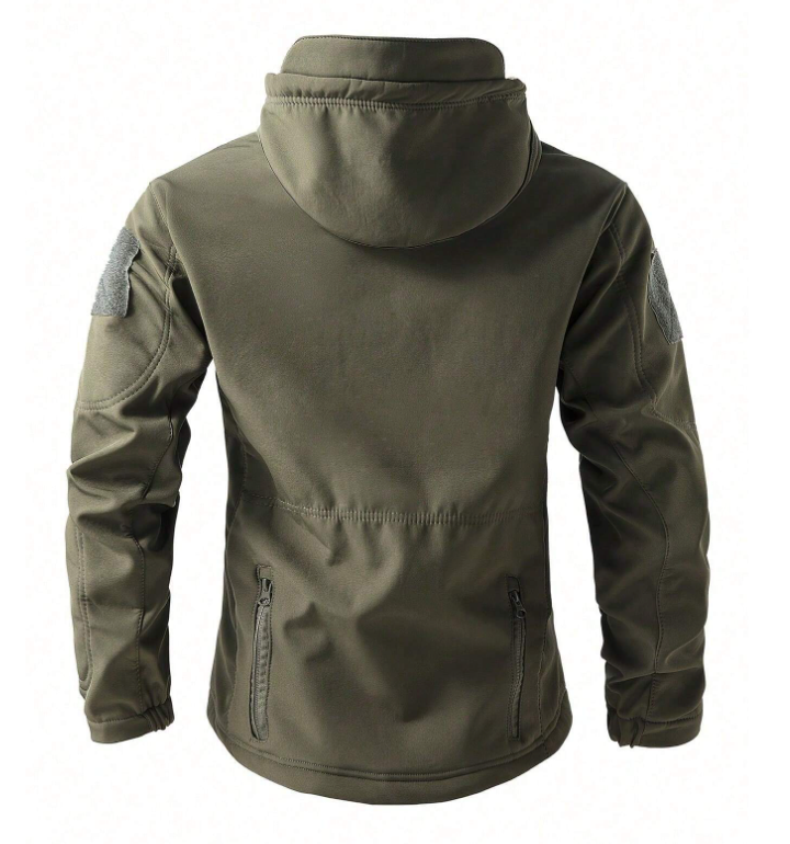 Olivgrüne Jacke von hinten flach fotografiert, mit Kapuze, Ärmelklettflächen, Nahtlinie am Rücken und zwei Reißverschlusstaschen. 6
