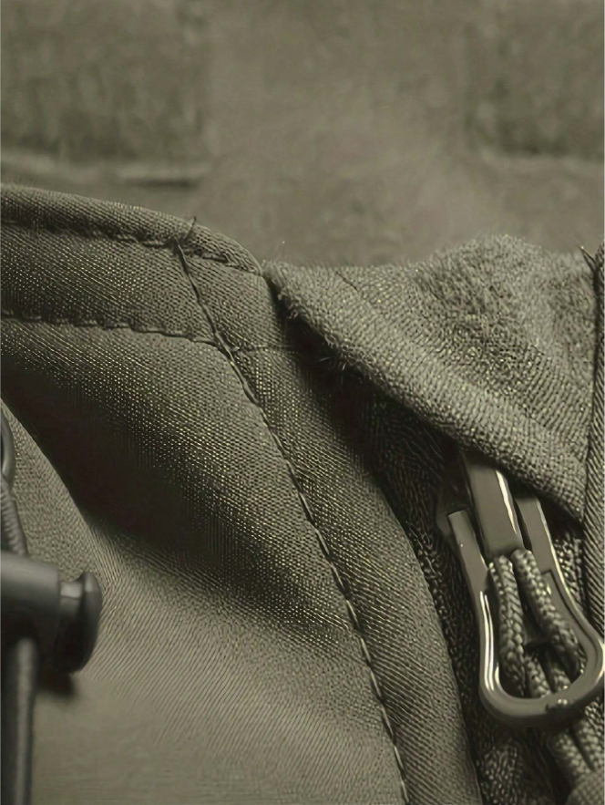 Nahaufnahme von Kragen, Reißverschlusszipper, Kapuzenzugband und Nähten an der olivgrünen Jacke. 7