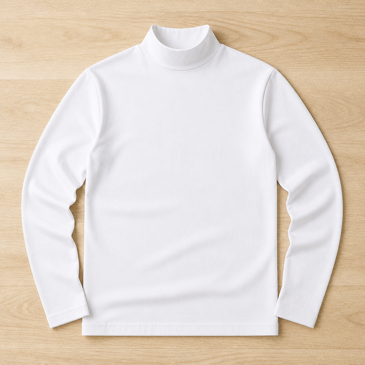 Weißes Langarmshirt mit hohem Kragen liegt in der Draufsicht glatt ausgebreitet auf hellem Holz. 8
