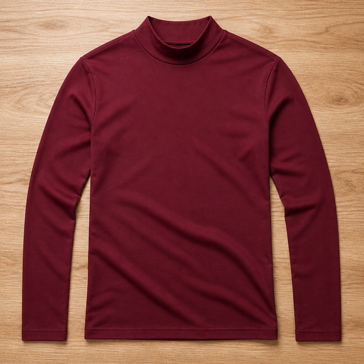 Weinrotes Langarmshirt mit hohem Kragen liegt in der Draufsicht auf einem Holzboden. 11