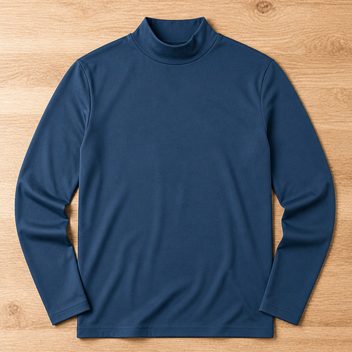 Blaues Langarmshirt mit hohem Kragen liegt in der Draufsicht ausgebreitet auf einem Holzboden. 12