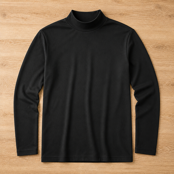 Schwarzes Langarmshirt mit hohem Kragen liegt von vorn gesehen glatt ausgebreitet auf hellem Holzboden. 10