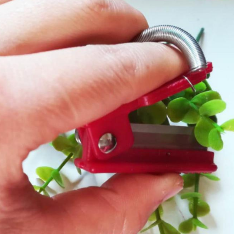 GardenGrip | Easily pick your own fruits and vegetables with this practical tool!