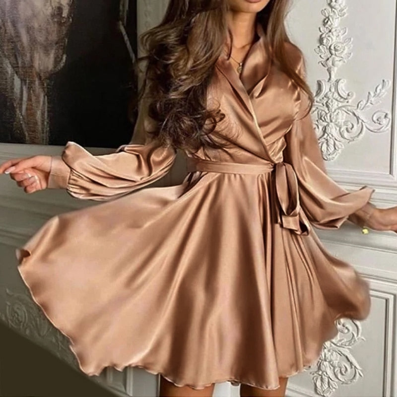Sascha Satinkleid | Ein elegantes Damenkleid für einen schicken Anlass