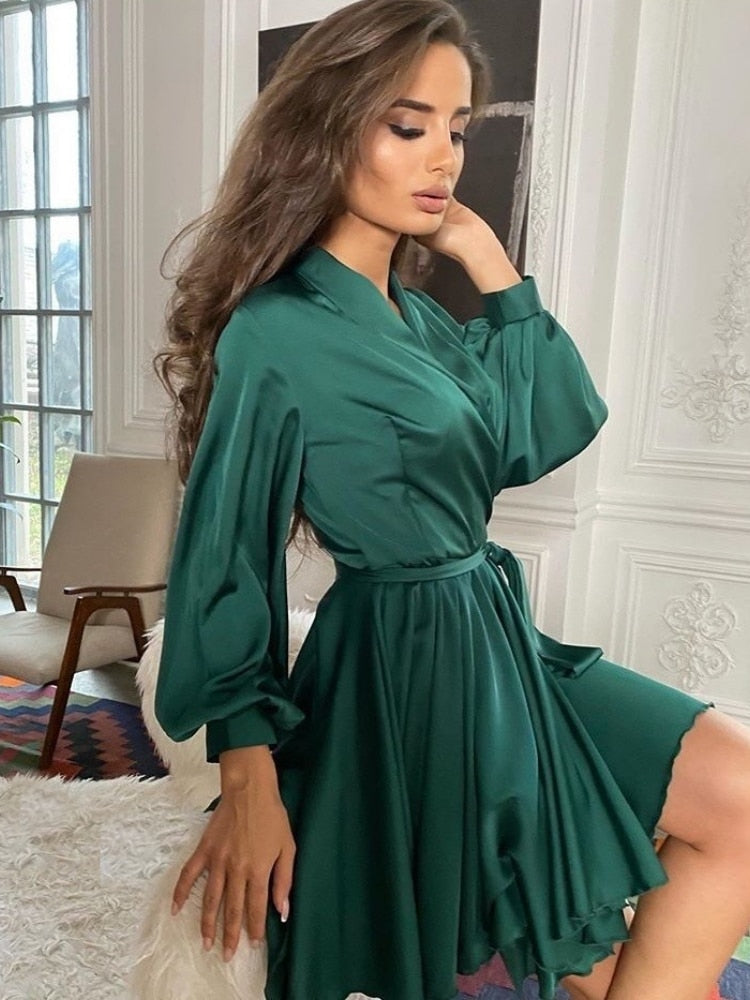 Sascha Satinkleid | Ein elegantes Damenkleid für einen schicken Anlass