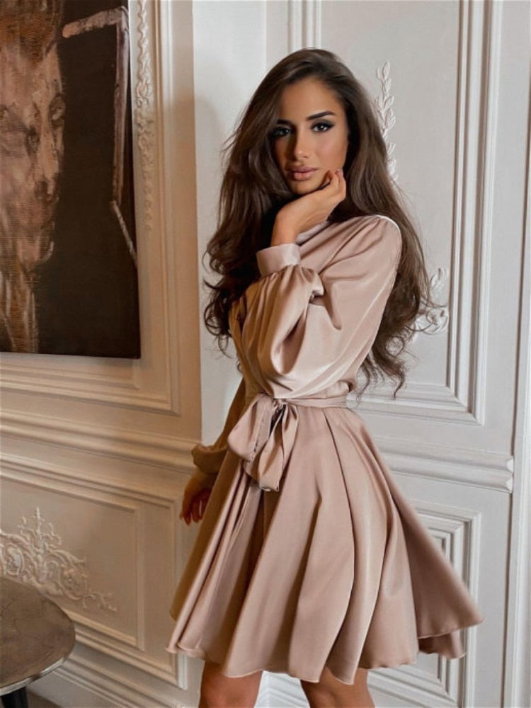 Sascha Satinkleid | Ein elegantes Damenkleid für einen schicken Anlass